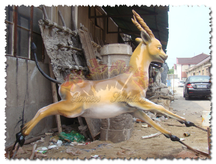 奔跑的小鹿雕塑